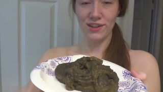 Gostosa cagando e passando no rosto