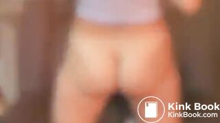 chica haciendo mucha calabaza para este hallowen