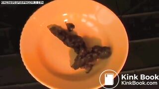 chica haciendo mucha calabaza para este hallowen