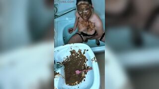 Cute Girl exteme scat eating