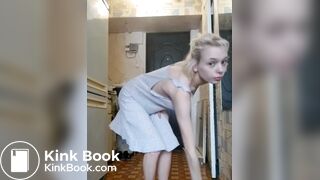 Loirinha magrinha cagando grosso