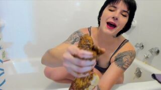 Ela masturbou o vibrador com a merda