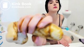 Ela masturbou o vibrador com a merda