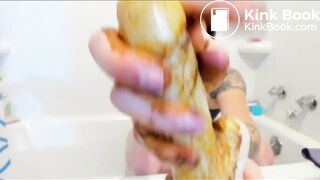 Ela masturbou o vibrador com a merda