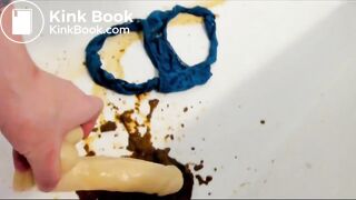 Ela masturbou o vibrador com a merda