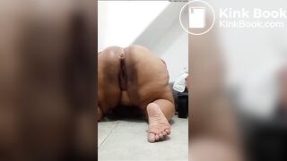 Gordinha gostosa cagando pra você