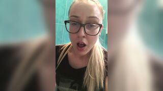 A garota estava desesperada pra cagar