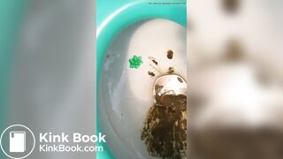 A garota estava desesperada pra cagar