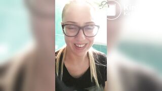 A garota estava desesperada pra cagar