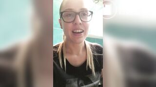 A garota estava desesperada pra cagar