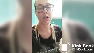 A garota estava desesperada pra cagar