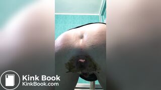 A garota estava desesperada pra cagar