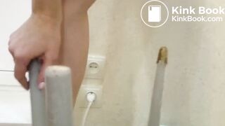 Bela loira cagando no cabo da cadeira