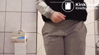 Ela estava apertada e sujou a calcinha