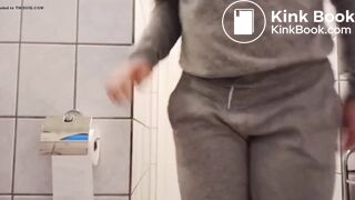 Ela estava apertada e sujou a calcinha