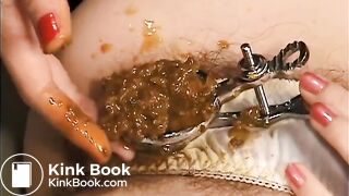 her pussy filled with shit（UNCENSORED）