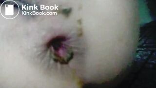 Brasileira cagando e se masturbando