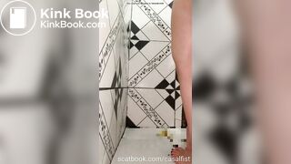 Brasileira caga e passa merda no corpo