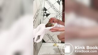 Brasileira caga e passa merda no corpo