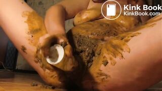 Scat slut shoves freshner in her cunt