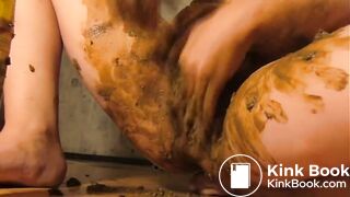 Scat slut shoves freshner in her cunt