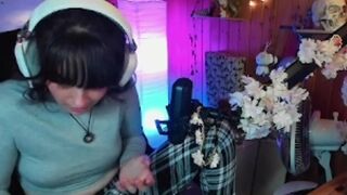 Streamer shits herself in stream