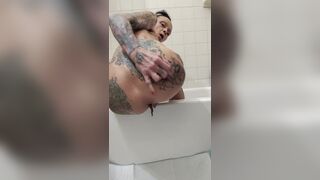 Velha magra tatuada cagando pra você