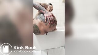 Velha magra tatuada cagando pra você