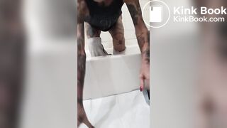 Velha magra tatuada cagando pra você