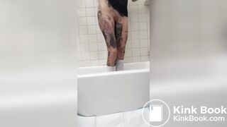 Velha magra tatuada cagando pra você