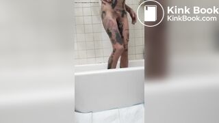 Velha magra tatuada cagando pra você