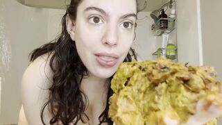 THICK BBW SHITS IN HER HANDS