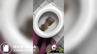 Girl takes big shit - video 5
