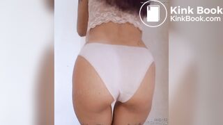 Novinha sujando a calcinha de merda