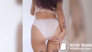 Novinha sujando a calcinha de merda