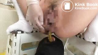 背広姿の女子便所 - video 2