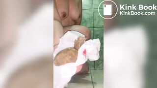 Garota gostosa cagando e mostrando