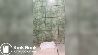 Garota gostosa cagando e mostrando