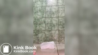 Garota gostosa cagando e mostrando