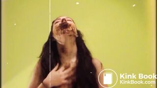 Se masturba chupando su caca gimiendo como animal