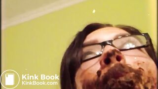 Se masturba chupando su caca gimiendo como animal