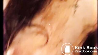 Se masturba chupando su caca gimiendo como animal