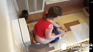 Porn catches mom with wide hips shitting