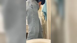 Girl pooping - video 686