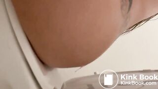 Sexy black girl takin a nice runny dump