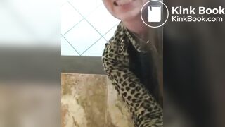 Garota gostosa cagando no banheiro