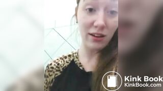 Garota gostosa cagando no banheiro