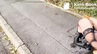 Loira cagando em via pública