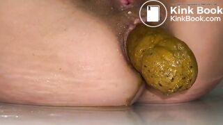 Fart, piss then she pushes out a superb log right infro