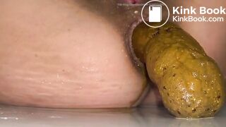 Fart, piss then she pushes out a superb log right infro